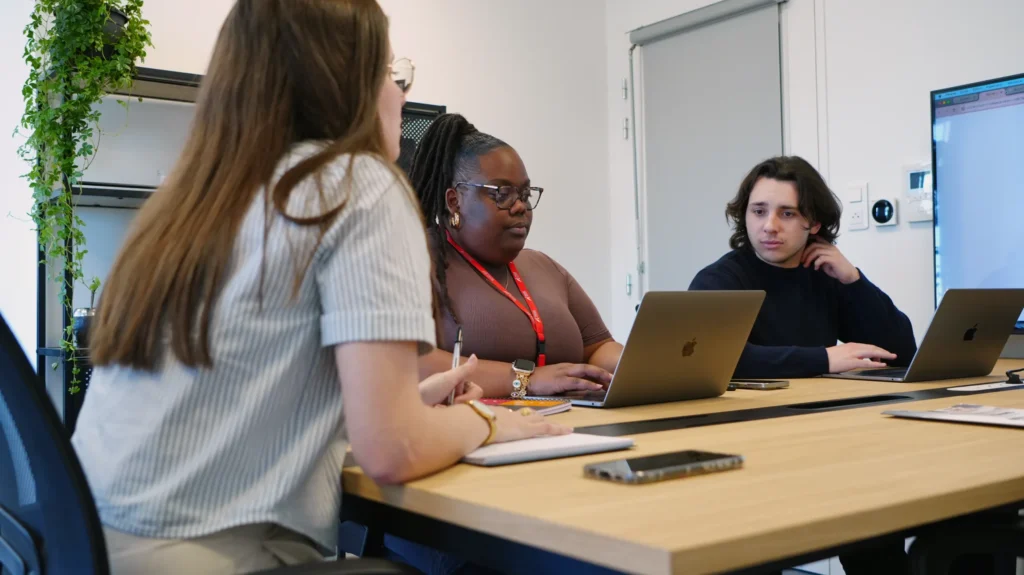 Équipe Com d'Artisans, agence de communication à La Roche-sur-Yon