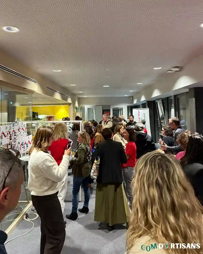 Groupe d'artisans discutant de la certification et des avantages du label RGE lors d'un événement réseau organisé par Com d'Artisans.